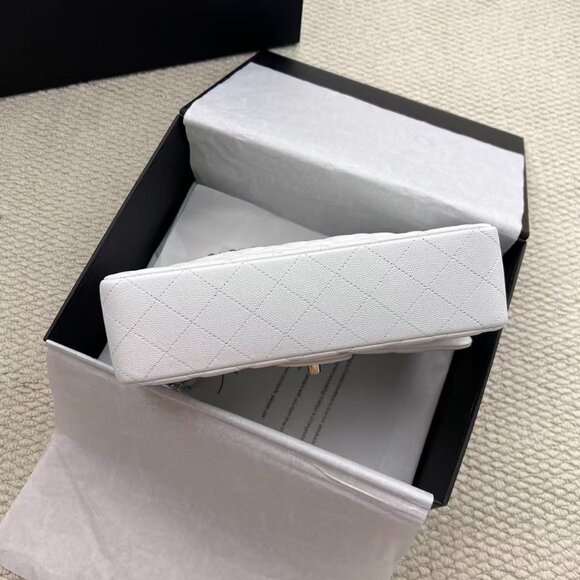 Classic CHANEL Bag: A Stylish and Versatile Choice for Elegance - Picture 5 of 7